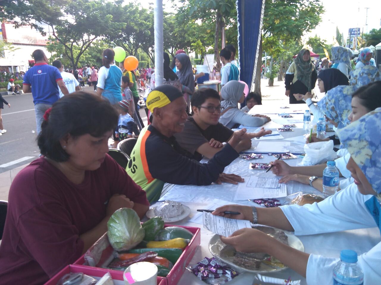 Prodi Gizi UNIMUS berpartisipasi pada acara Car Free Day (CFD), minggu 29-05-2016